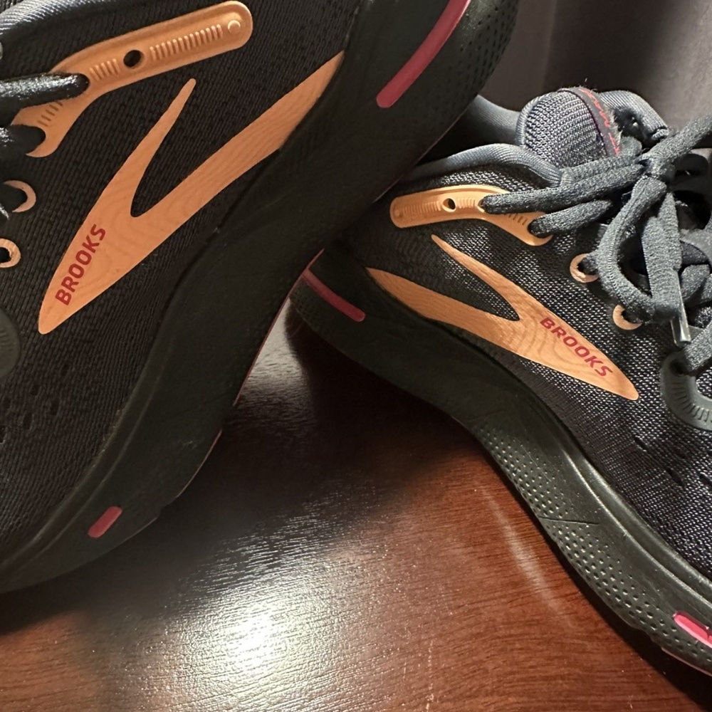 Womens Brooks Ghost Max Running Shoe Size 7.5, Black - Picture 2 of 11